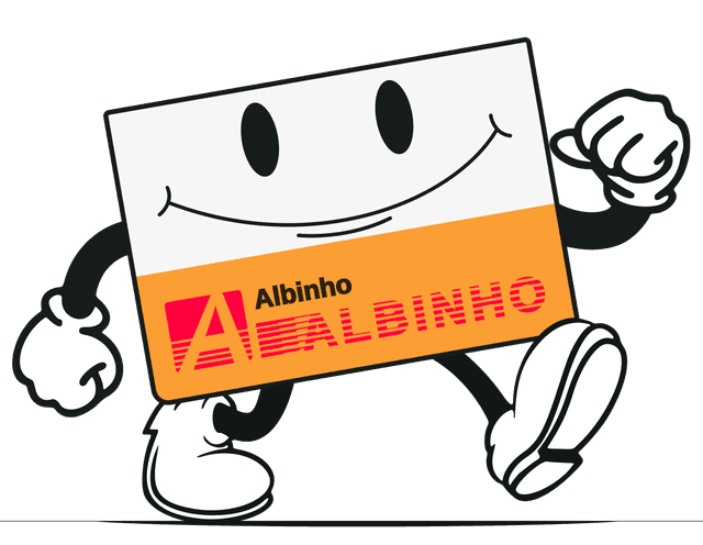 Mascote do Albinho. Descrição: Um mascote com o estilo de um personagem de desenho animado, centralizado, com braços e pernas desenhadas; Seus braços e pernas fazem um movimento como se andasse para a direita, com uma das pernas levantadas e seus braços balançando; Seu corpo remete a um álbum de fotografia, com sua metade superior branca, com um olhos e bocas desenhados, e a metade inferior com um fundo laranja com o escrito “Albinho”.